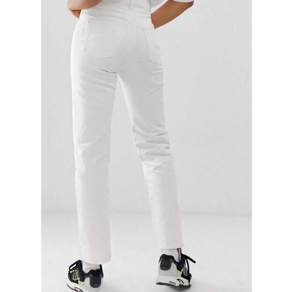 Säljer ett par vita jeans från Weekday i modellen Voyage. Är i bra skick och har endast används fåtal gånger. Säljer pga att de blivit försmå. Köparen står för frakt (62kr). Jeans & Byxor.