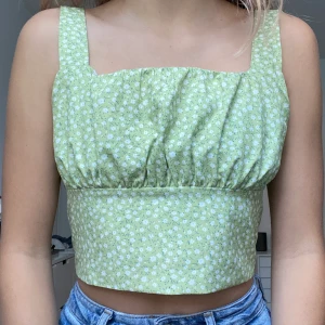 Ljusgrön topp med blommor  - En ljusgrön topp från Zaful med små vita blommor på, st 34. Den passar mig bra men får aldrig någon användning av den, därav säljer jag den. (Bud just nu: 60kr)