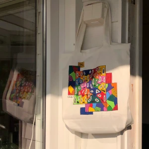 Tygpåse  - Säljer ytterligare en tygpåse. Självsydd med måtten på ca 35•40cm. Påsen går att stänga med kardborreband i mitten och har även en insydd ficka för mobil/hörlurar/plånbok osv. 250kr med frakt inräknat. 🥰✨