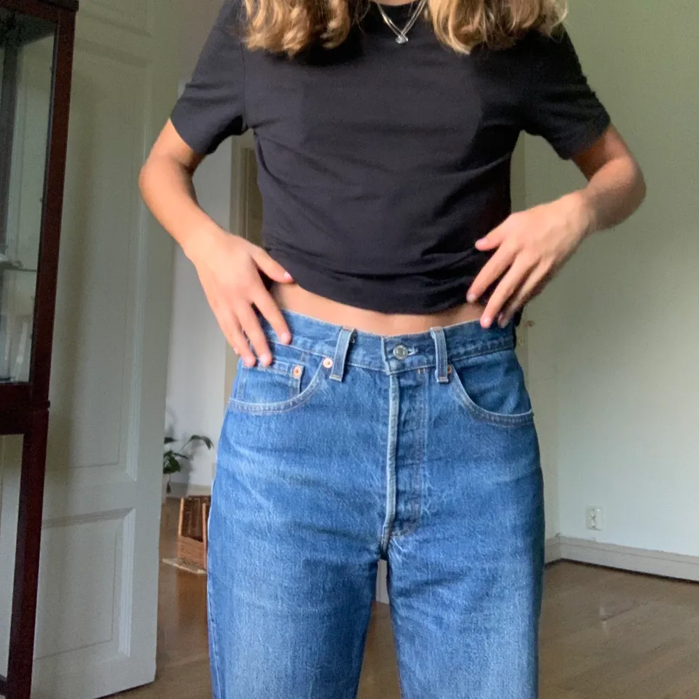 Jättefina jeans från levis!! Står att de är i w.31 men sitter jättebra på mig som är en S/36:a. Jag är ca.165 cm lång! Vid flera intresserade blir det budgivning, frakt är ej inkluderad i priset💋💋. Jeans & Byxor.