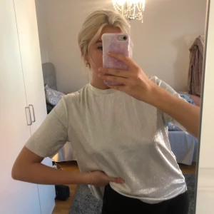 Festtopp - Säljer min fina festtopp från bikbok🤍aldrig använd! Hör av er om ni vill köpa eller om du har någon fundering!