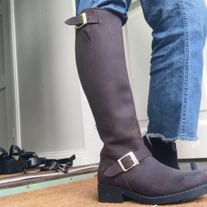 Oanvända höga läderkängor  - Så snygga skor i äkta läder, med läderfodring. Helt i nyskick, endast provade. Superbekväma och följsamma! (Ej slitna, bara lite dammiga) 