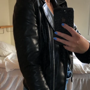 Skinnjacka  - Skinnjacka från H&M. Svart. Jag har själv målat på den med pennor som är gjord för textil. Säljer pga att jag köpt en ny skinnjacka. Sitter skönt. 