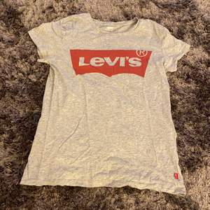 Grå Levi’s t-shirt