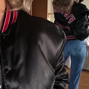 Baseball jacka  - Baseballjacka. Fostoria redmen. Vet inte riktigt storlek men tror kanske M/L. Sjukt snygg. Passar till väldigt mycket. 