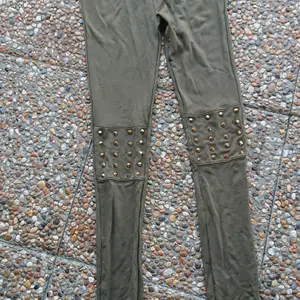 Bik bok leggings Size s med nitar på knäna 