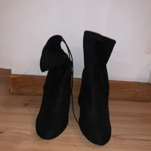 Italienska skor - köpt i Italien  - Jätte fina. Är lite smutsiga men tvättar dem innan köp så de blir som nya. Använda 1 gång bara. 