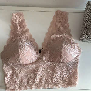 Ljusrosa bh/topp - Topp/bh från Only i storleken XS. Knappt använd då den var pågränsen till förliten redan när jag köpte den.
