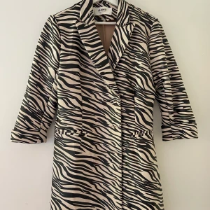 Blazer klänning - Snygg blazer klänning från 4:rj reckless. Hög kvalite och supersnygg antingen till fest eller vardag! 