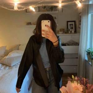  - Kavaj i skinnimitation, storlek M. Köparen står för frakt. Kör budgivning! 