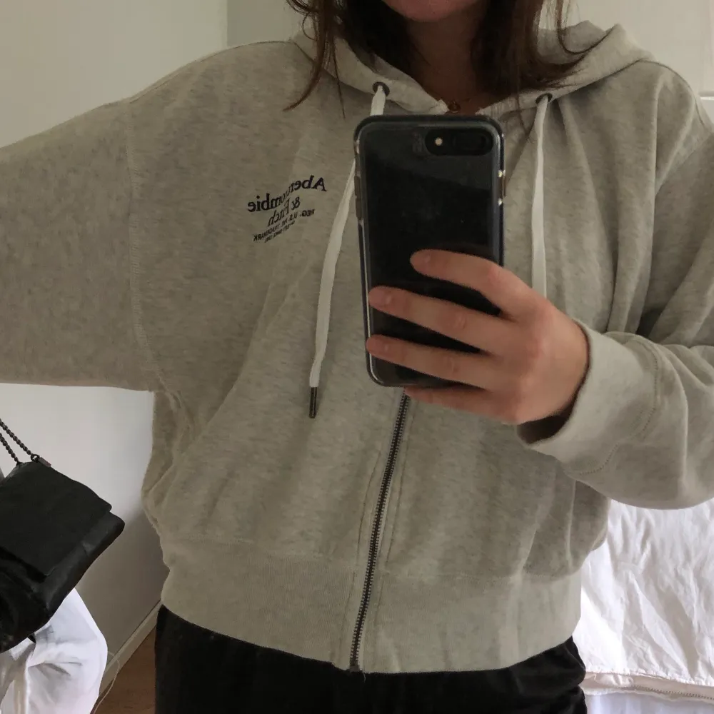 Oversized hoodie med dragkedja från Abercrombie & Fitch. Köpt i butiken i Paris. Storlek XL men sitter snyggt oversized på mig som vanligtvis har S. Använd ett fåtal gånger så skicket är perfekt. Kan mötas upp i göteborg.. Tröjor & Koftor.