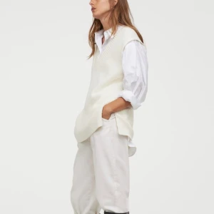 vit ribbad slipover H&M - Säljer en oversizead slipover från konceptet everyday H&M i storlek x-small. Slutsåld! Kan mötas upp i centrala Stockholm! 