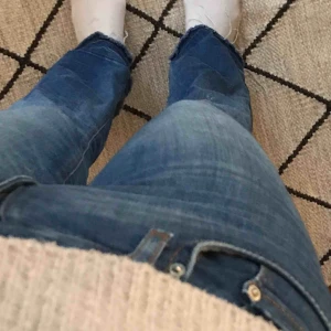  - Mellanblå långa zara jeans med stretch. Raw hem, fryses edges. Begagnade men ser ut som nya förutom en liten vit fläck (dock knappt synlig)