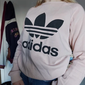 Adidas sweatshirt - Rosa Adidas sweatshirt säljes då den inte kommer till användning. Köptes för 600 kr men buda i kommentarerna, köparen står för frakten🌞