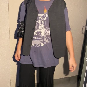 Cool väst! - Super cool väst som passar över en vanlig t-shirt! Jag på bilden är S💖 budgivning om fler är intresserade💫