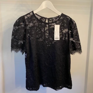 Spets tröja - Aldrig använd! Från Gina Tricot