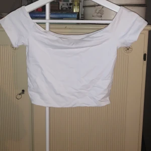 Off shoulder topp - Säljer denna topp, är inte i ett sånt tunt material man ser igenom!