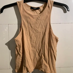 Beige topp från BikBok i storlek M. - 50 kr med inkluderad frakt.