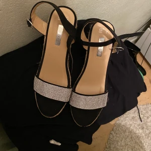 Oanvända skor  - Oanvända skor med diamanter på 