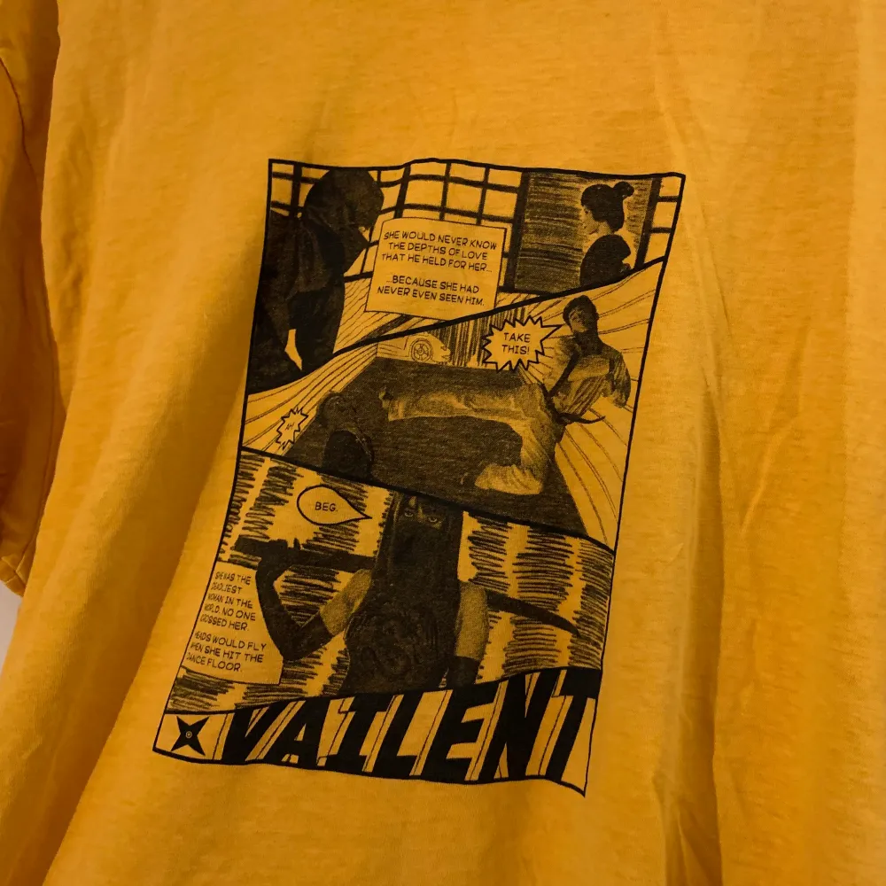 gul t-shirt med serietryck fram på! använd 2/3 ggr och köpt på carlings:). T-shirts.