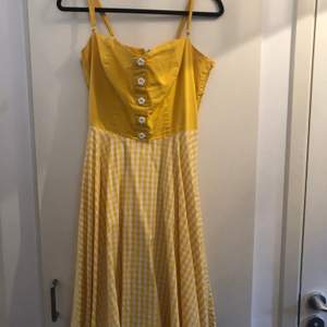 Jättesöt gul klänning. Använd en gång för flera år sedan. Är i som nytt skick. Ordinarie pris 900kr. Buda i kommentarerna, hör av mig privat sedan. Köparen betalar även frakt. 