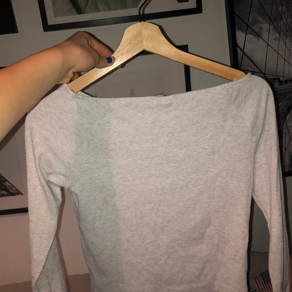 Grå ribbad tröja som tyvärr inte används så mycket, köpt för ca 1,5 år sedan💕frakt:30 kr(från barnavdelningen). Tröjor & Koftor.