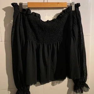 Off the shoulder blus från Ginatricot, storlek S. - 100 kr med inkluderad frakt.