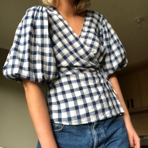 Omlottblus  - Rutig blus i linne. Använd 1 gång så 10/10 i skick. Frakt står köparen för💕