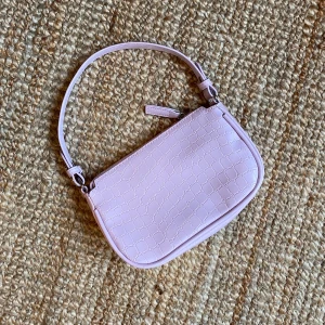 Väska  - Ljuslila väska som aldrig är använd, I’m not cool enough.. Följer med ett längre, justerbart band! Väskans storlek är 21x14 cm och den kortare axelremmen är 35 cm! 70 kr + frakt på 55 kr, eller högstbjudande om fler är intresserade, buda i kommentarsfältet 🌻