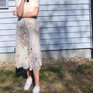 Plisserad kjol  - Blommig kjol från hm i storlek M. Super fin och skulle passa allt från S-L pga resåren i midjan! Använd enstaka tillfällen så som ny! Fraktkostnad tillkommer eller hämtas upp på Södermalm!🥰