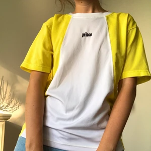 Prince T-shirt gul  - Detta guldkorn hittades i en secondhand affär. Tyget är luftigt och lätt! Buda buda buda