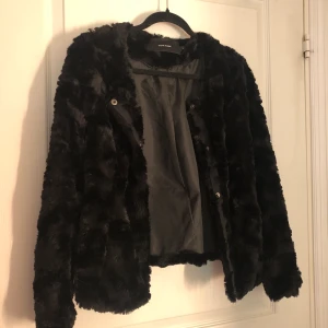 Jacka från Vero Moda - En svart jätte skön jacka från Vero Moda. I nyskick!! Minns inte vad jag köpte den för men tror runt 250kr. + frakt