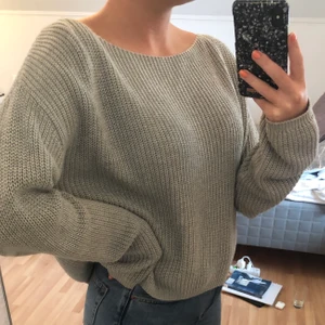Stickad tröja  - Säljer en jättebekväm grå stickad tröja ifrån NAKD i storlek XS. 💗