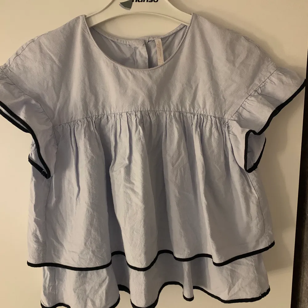 Super fin blå blus från Zara. Köpt för 349, säljer för 90kr💖 Storlek S. Toppar.