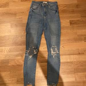Blå jeans med hål, storlek 36 från Gina tricot. Frakt tillkommer 