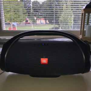 JBL speakers boombox - Bra ljud och laddning räcker upp till 24 h