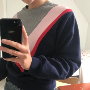 Sweatshirt  - En cool sweatshirt/collegetröja med fina färger. Använd ett fåtal gånger men känns som ny! Buda till mig privat och hör av er vid frågor!🥰