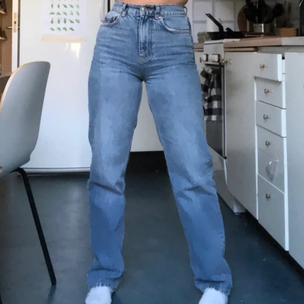 Jättefina raka jeans från Gina! Tror de är slut på hemsidan, älskar dom men har för långa liknande. Liknar Zara jeansen. Köpta för 600kr för typ 3 veckor sedan, knappt använda alls, som nyaa 💞 Skriv för fler bilder💖 Alltid gratis frakt💘. Jeans & Byxor.