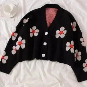 croppad kofta - tjock svart croppad kofta med blommor på. väldigt bra kvalité, använd en gång. frakten är inräknad i priset🥰✨