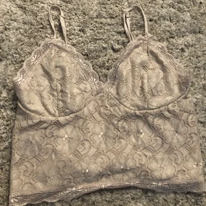 Linne, crop top  - Fint linne från bikbok. Använd ett fåtal gånger och är i fint skick. Köparen står för frakten✨🦋