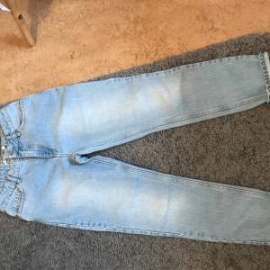 HELT nya jeans från NA-KD