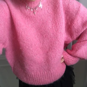 Tjocktröja - Rosa tjock tröja som passar perfekt nu när det börjar bli kallt ute, säljer pga. att jag har två st.💋💋 frakt 70