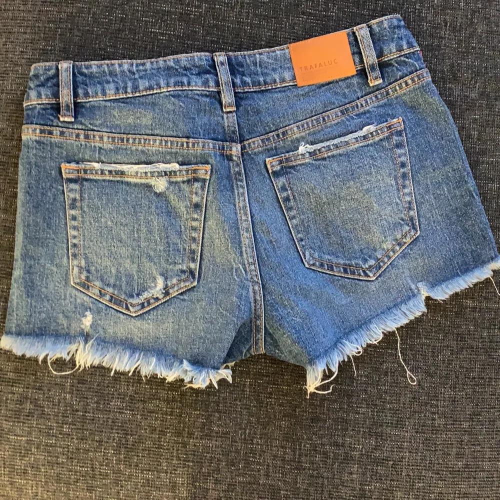 Shorts med röd detalj på varje sida. Aldrig använda, köpta i spanien på Zara. Kan mötas upp i söderköping/norrköping, annars står köpare för frakt. Storlek 36. Shorts.