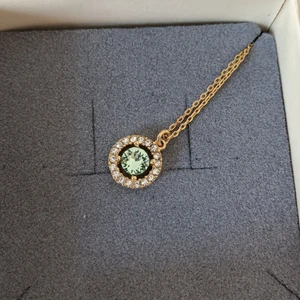 Guldigt Lily and Rose halsband💓💓💓 med blå sten - Guldigt Lily and Rose halsband med blå sten. Knappt använt💗 OBS!! Frakt ingår ej!!💗