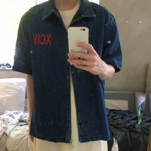 Sjuk T-shirt i jeans från GCDS - Säljer nu denna pärla från hypade: GCDS.  Märket har setts på blandannat: Billie Eilish och Emilie Sindlev.  Storlek: M Material: 100% Bomull.  Skick: Mycket Sparsamt använd. Enda anmärkningen är att dragkedjan har tappat lite färg och möjligt lite lite svårdragen (ej sönder)  Nypris: ca 5000 kr Hund finns i hemmet men inte på kläder. Skickas med frimärken och välförpackad. Eller hämtas i östra Göteborg. 