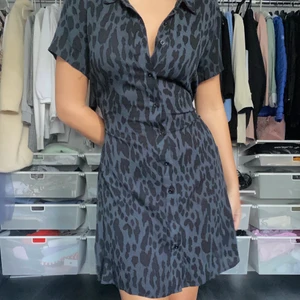 Klänning i storlek 36 - Supersöt klänning från NA-KD i leopard mönster💕aldrig använt! köparen står för frakten, men kan även mötas upp😊