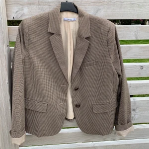 Kajak från Mango - Sparsamt använd kavaj från Mango som säljes då den inte kommer till användning