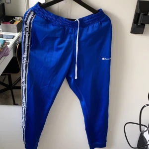 Champion sweatpants storlek S (herrstorlek) - Champion sweatpants storlek S (herrstorlek. Väldigt sköna. Knappt använda. Köpta på JD sports.