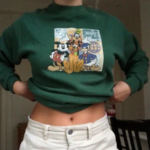 Sweatshirt - SUPERSNYGG vintage Musse & co tröja! Grön med tryck på magen, färgen gör sig mest rättvis på första och sista bilden😁 Köpt på beyond retro, använd fåtal gånger. Säljer pga pengabrist!                                                                             HÖGSTA BUD: 470kr exkl frakt