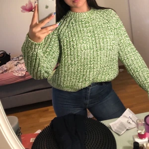 Stickad tröja från Monki - Jättefin grön/vit stickad tröja från monki, gott skick då den knappt har blivit använd. Säljes pga att det inte är min stil längre. Storlek xs men passar mig som brukar bära s/m. Köpare står för frakten eller så kan det hämtad upp i sollentuna området. :)